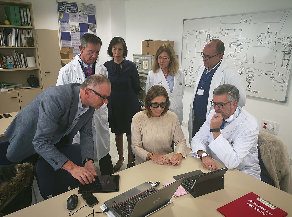 La alcaldesa visita la Unidad de Laboratorios del Hospital para conocer el funcionamiento de un prototipo de asistencia técnica en remoto