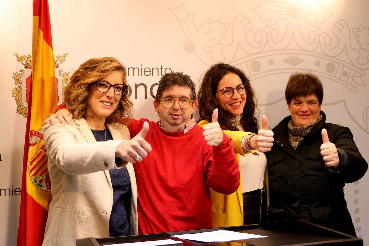 La concejal de Estadística junto a técnicos y usuarios de Asprodisis.