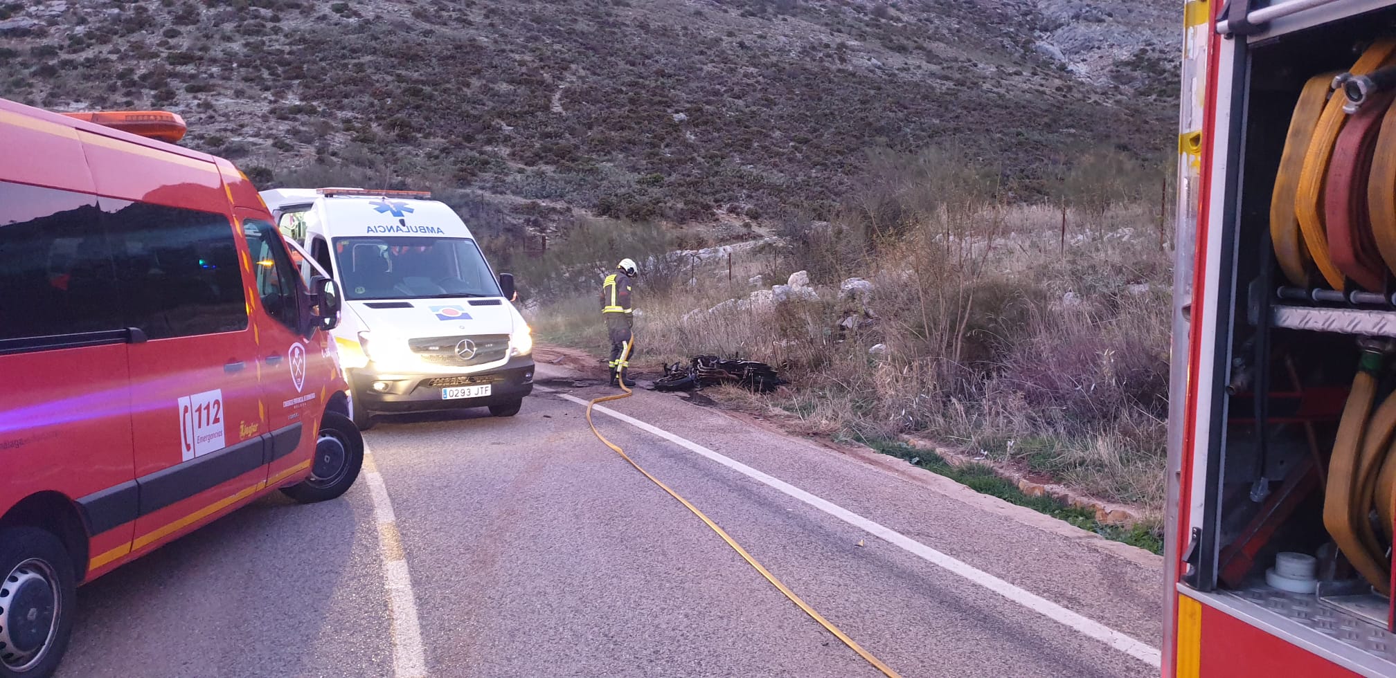 El conductor de la motocicleta, que se ha incendiado, ha fallecido tras la colisión con el turismo.