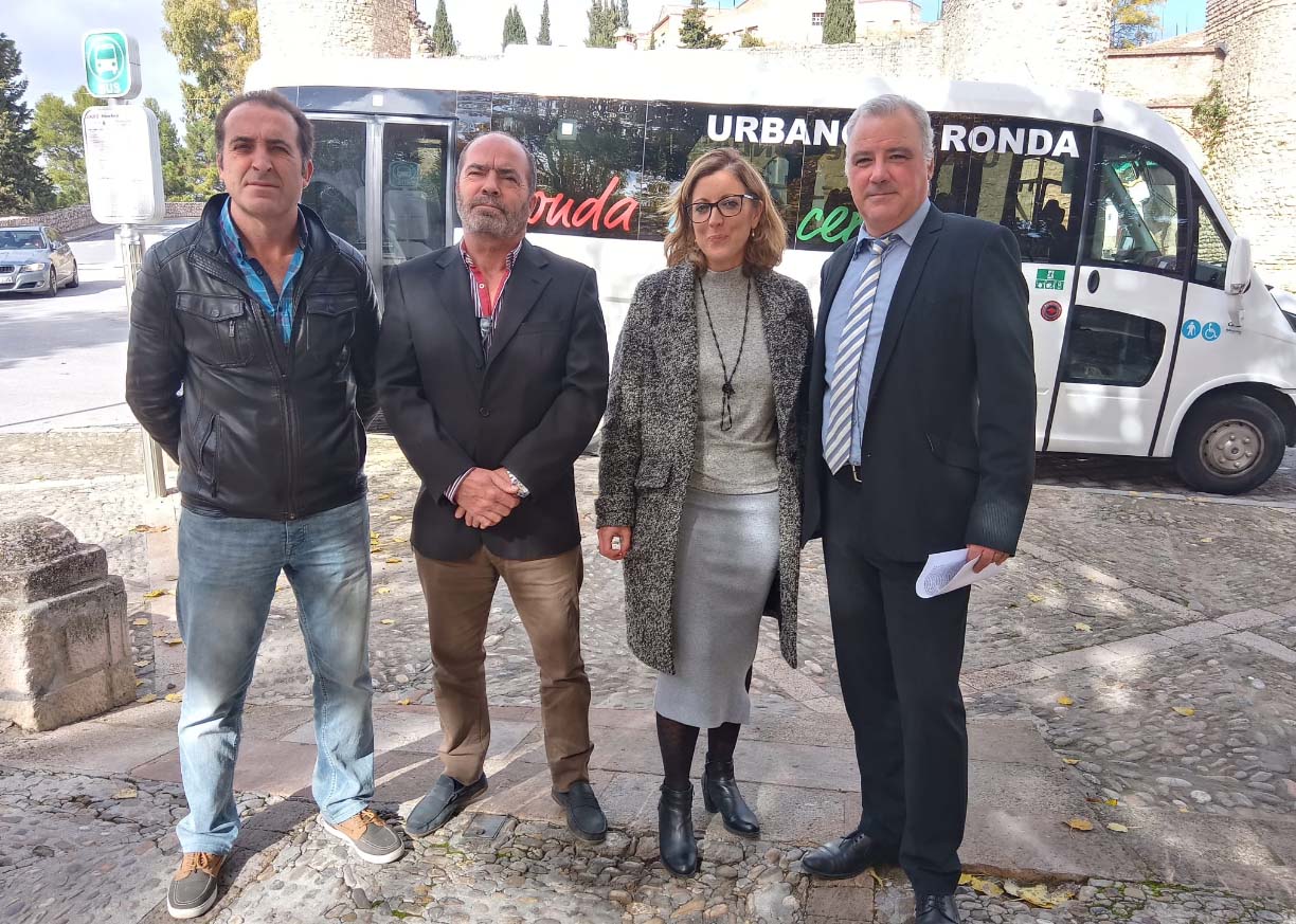 Varios concejales y un representante de la empresa han presentado el nuevo vehículo.