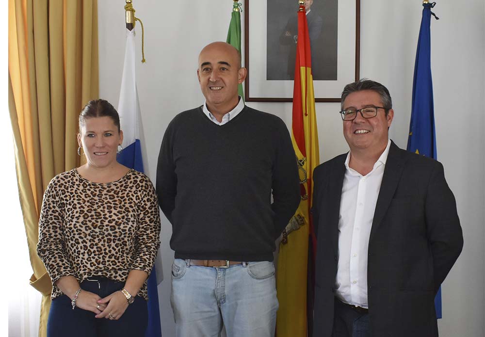 El alcalde y una concejal, junto al responsable de la operadora de autobuses.