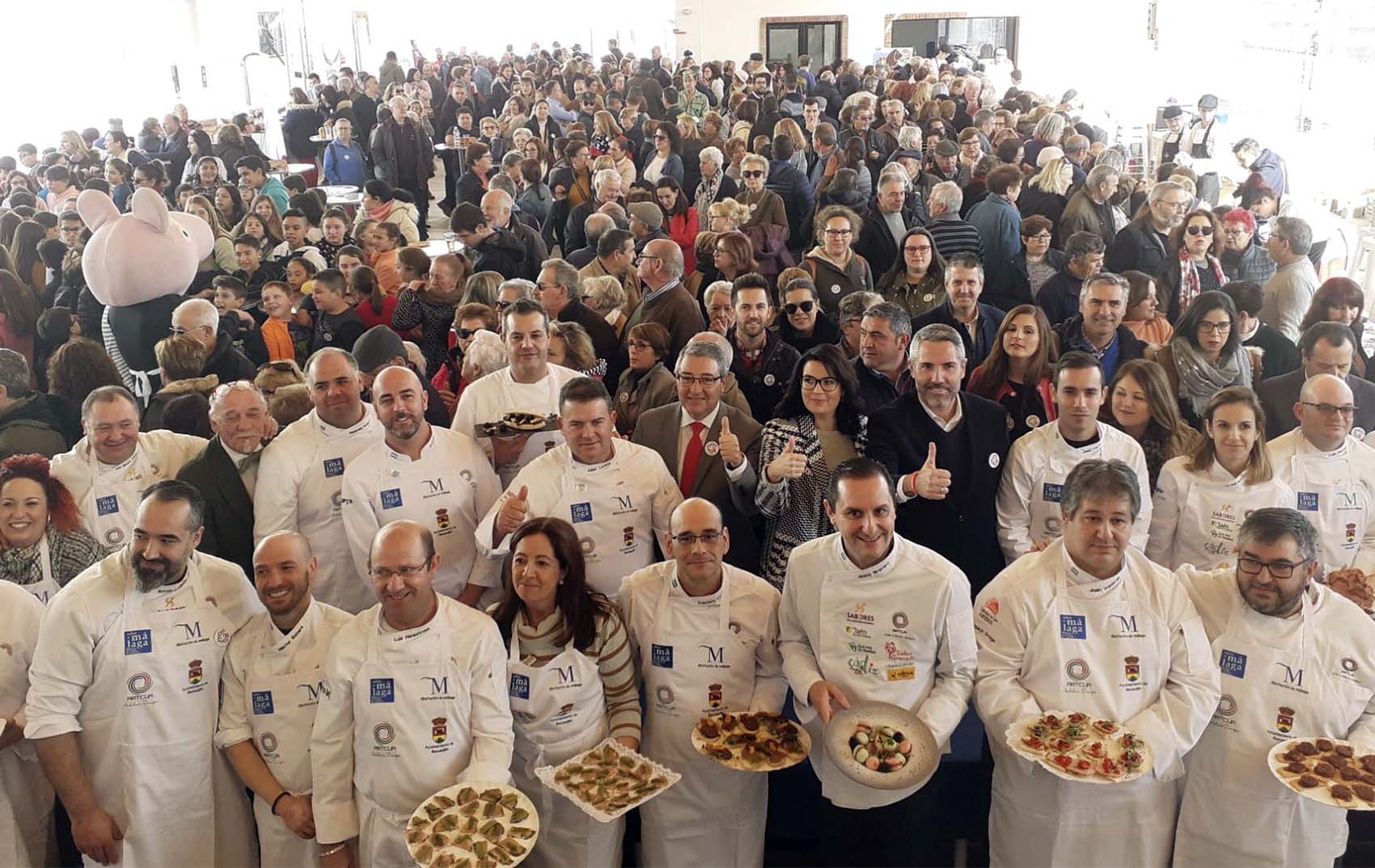 El presidente de la Diputación, la alcaldesa y los cocineros participantes en esta fiesta gastronómica.