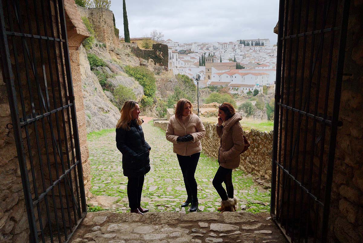 La alcaldesa junto a las concejales de Turismo y de Obras en el camino de La Cijara.