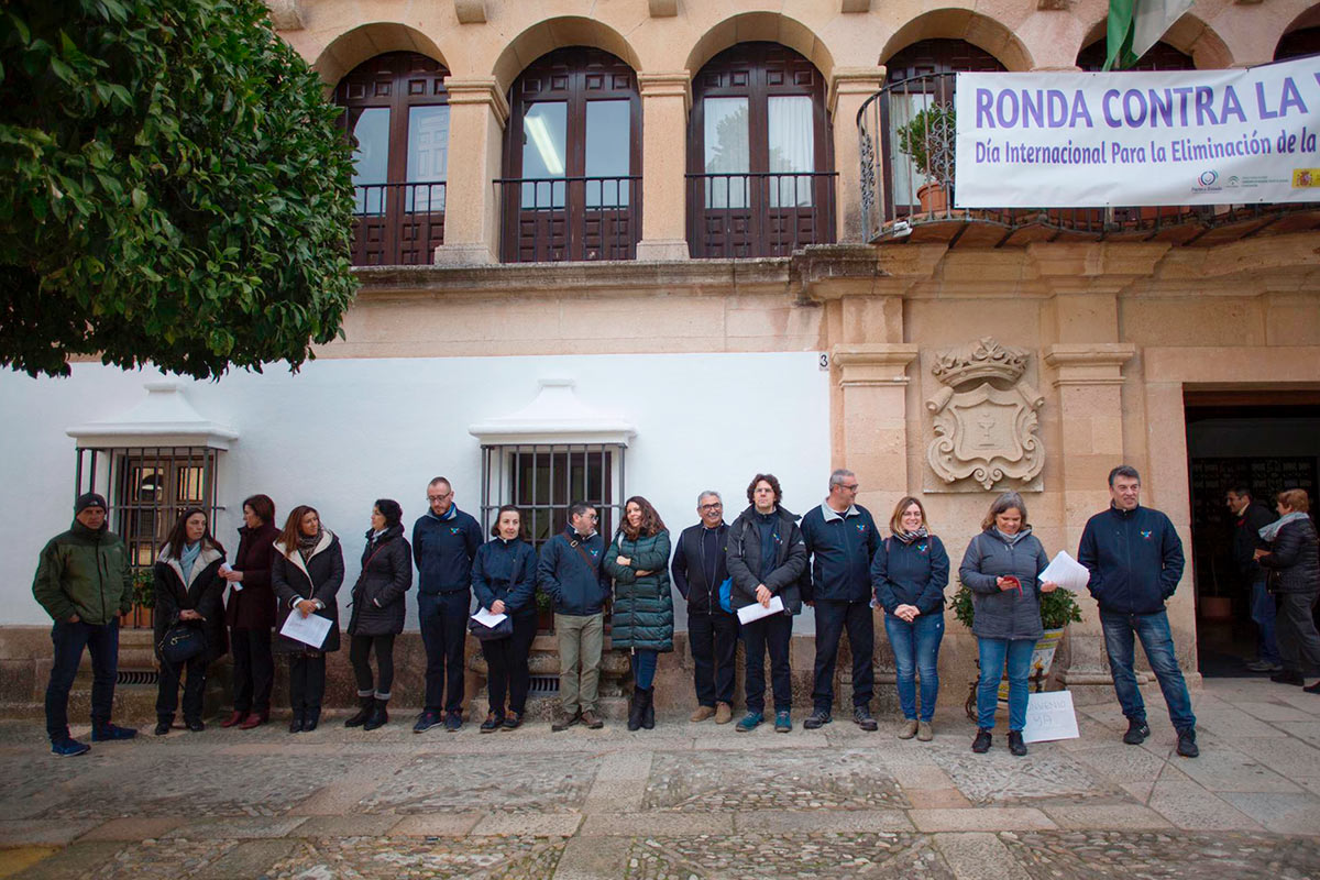 Los trabajadores se han manifestado a las puertas del Consistorio.