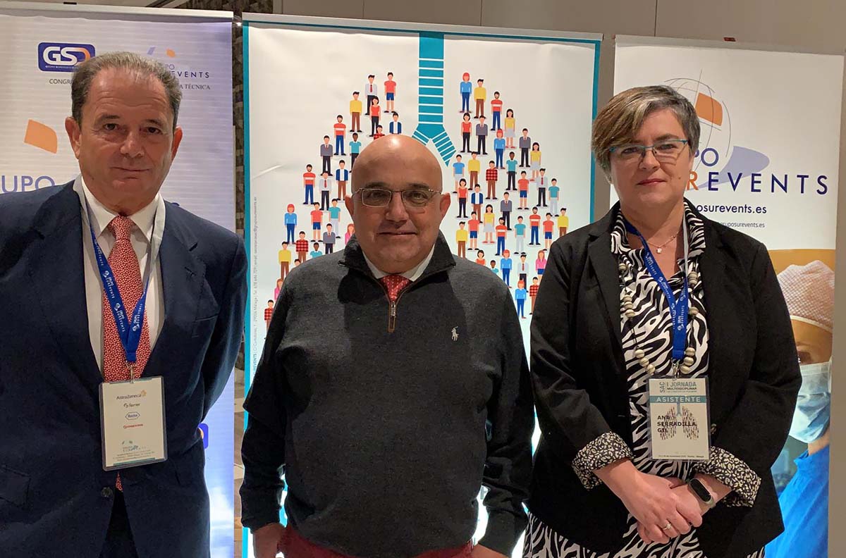 El doctor Miramón, junto a Vázquez y la representante de esta asociación médica.