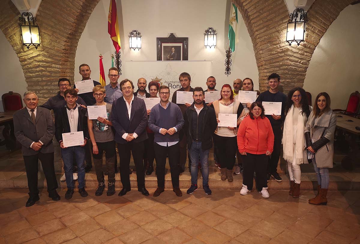 Los estudiantes alemanes y los empresarios que los han acogido en la recepción del Ayuntamiento.