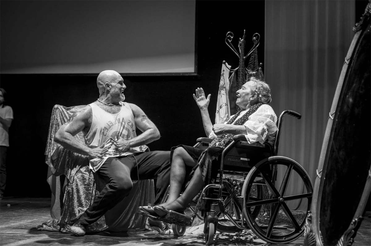 Cuenta una historia muy personal con su madre que sufre de Alzheimer.