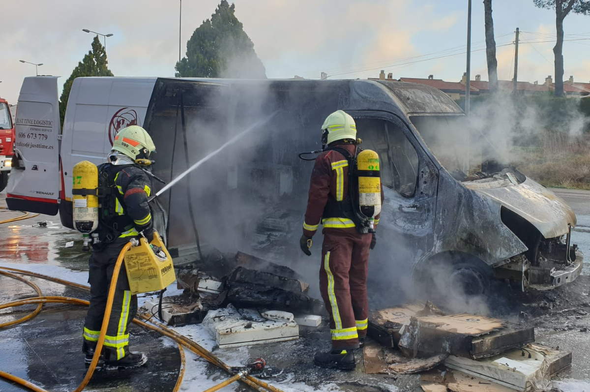 Los bomberos, durante su intervención para extinguir las llamas.