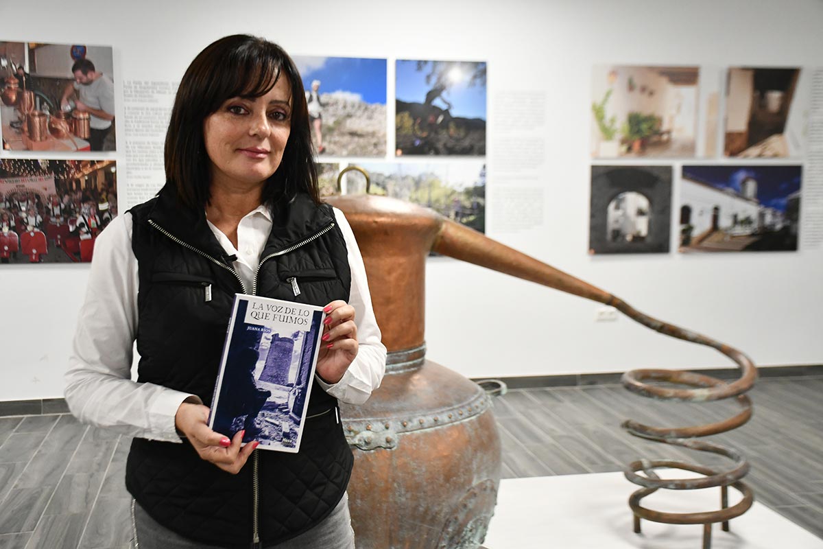 Juana Ríos, mostrando su novela.