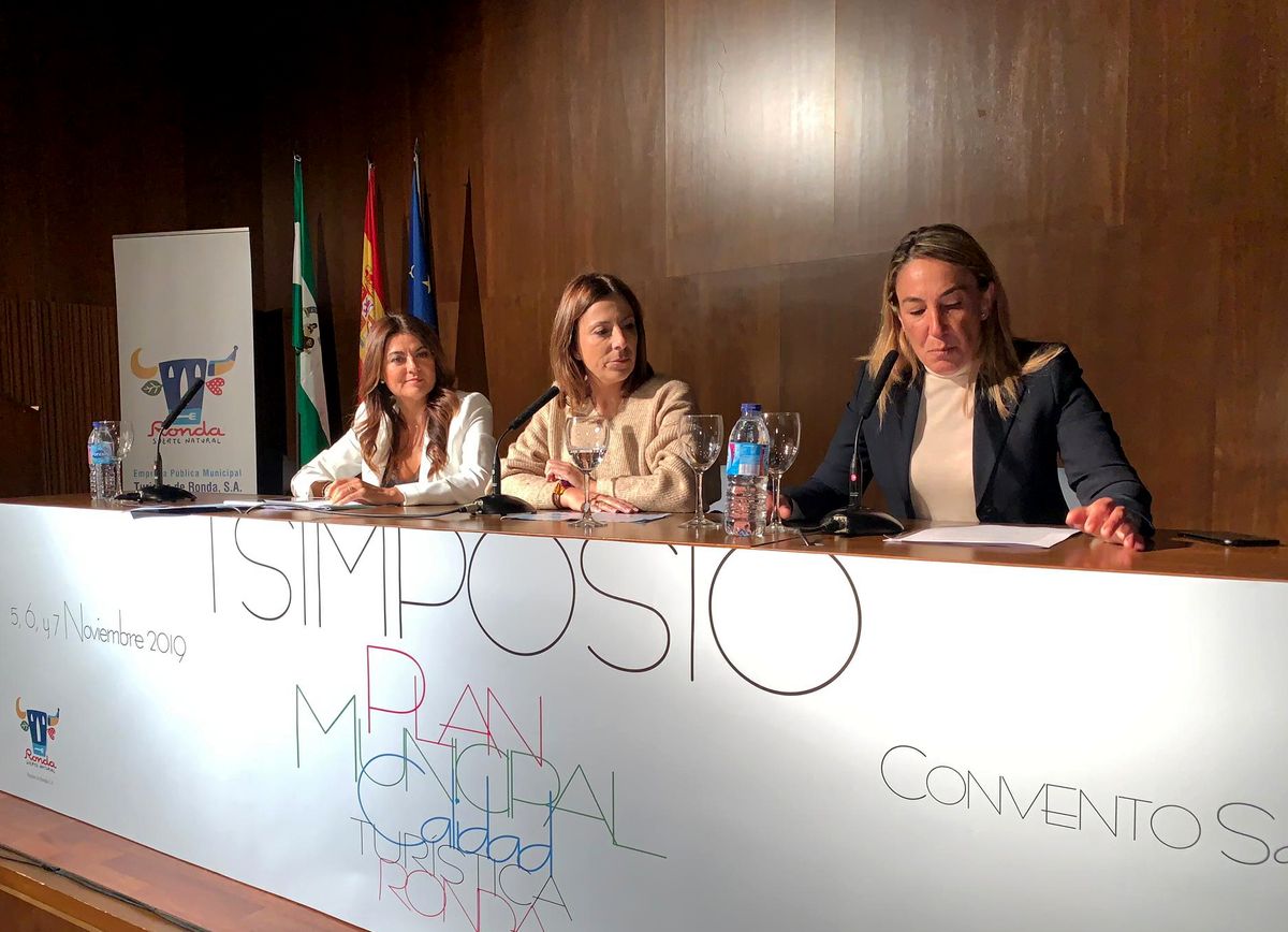 La Delegada Territorial de Turismo, la alcalesa y la concejal de Turismo en las jornadas.