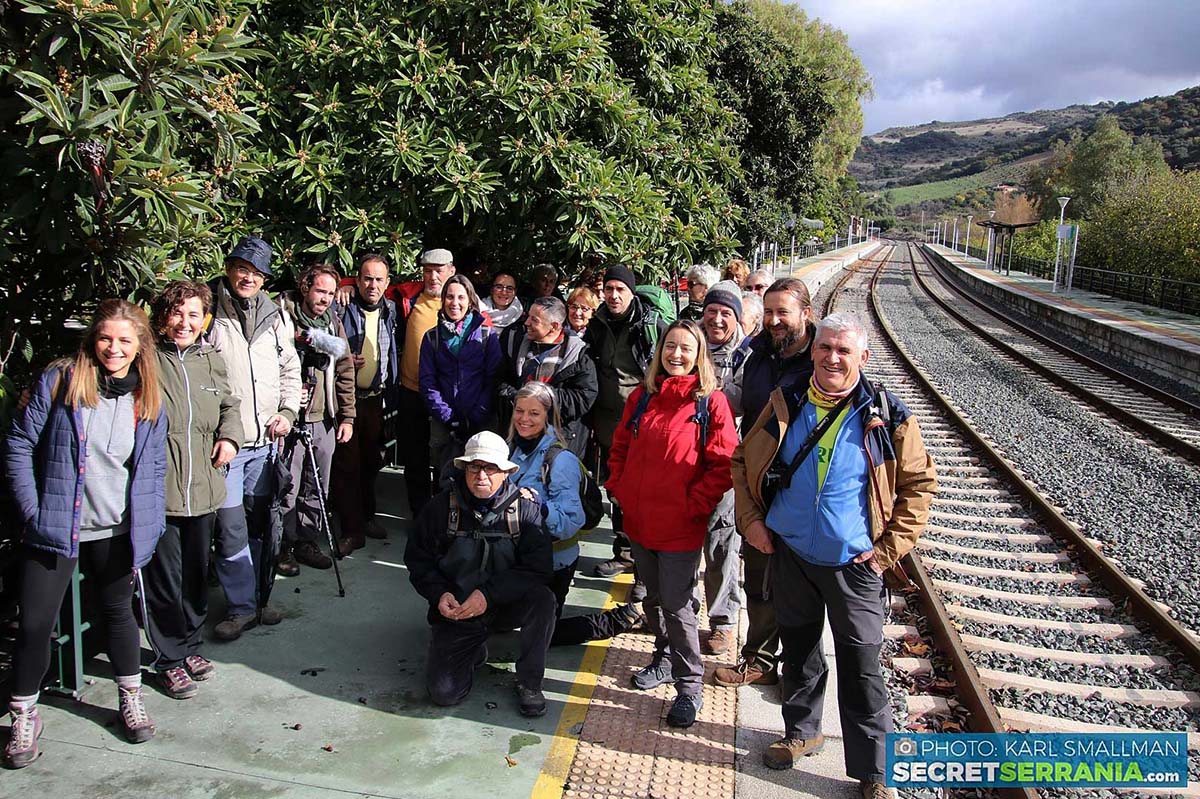 Los senderistras han recorrido el viejo camino que discurre junto a las vías del tren entre Benaoján y Jimera de Líbar. Reportaje gráfico Karl Smallman.