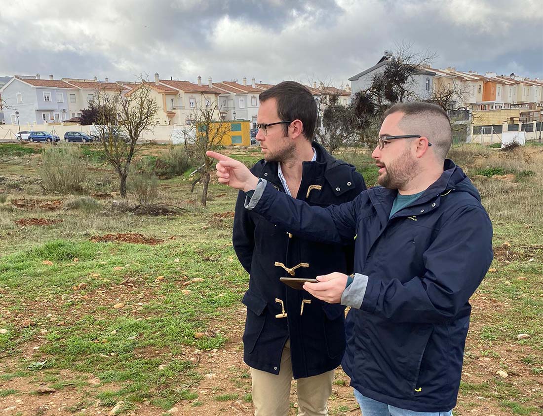 El concejal de Obras junto a un técnico municipal en la zona en la que se está actuando.