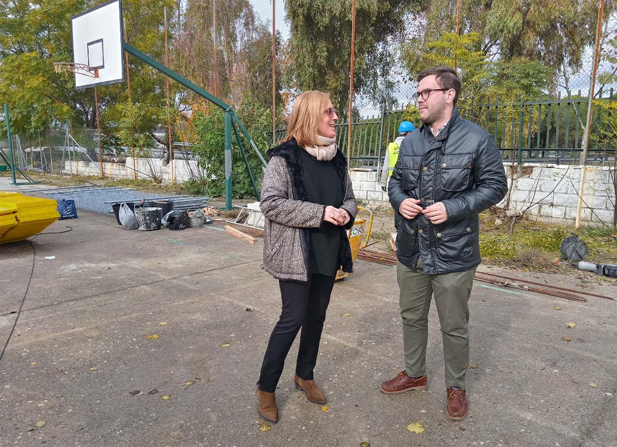 El concejal de Educación junto a la directora del centro han supervisado los trabajos.