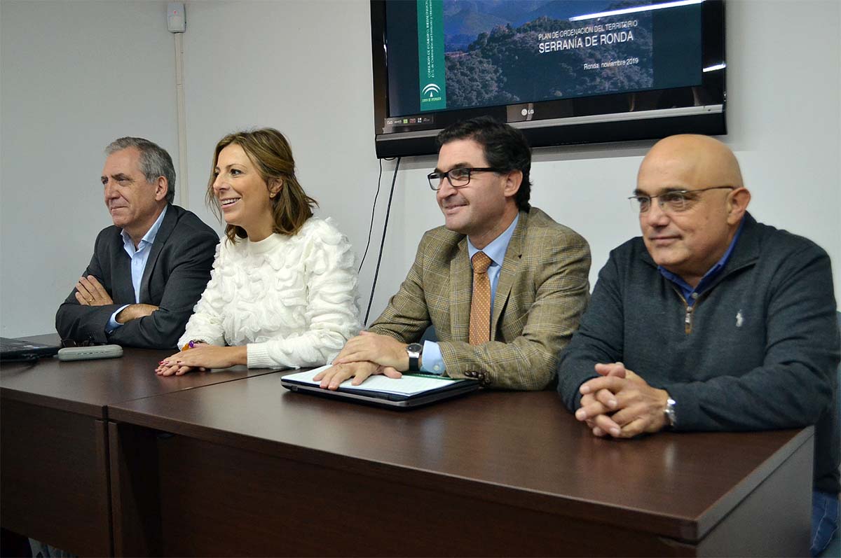La alcaldesa y el director general de Urbanismo de la Junta han abierto estas jornadas sobre el POT.
