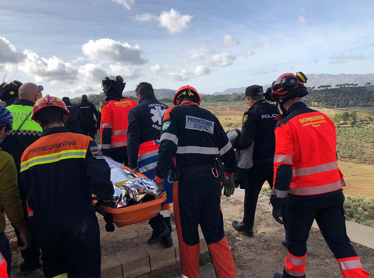 Momento en el que el turista accidentado es trasladado al Hospital tras ser localizado en Los Molinos del Tajo.