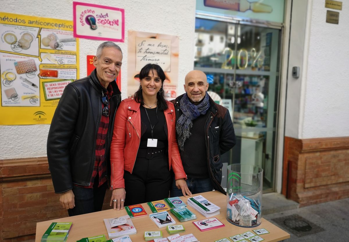 Salud Pública del Área Sanitaria Serranía instala una mesa informativa con motivo del Día Mundial de la Lucha frente al VIH/SIDA