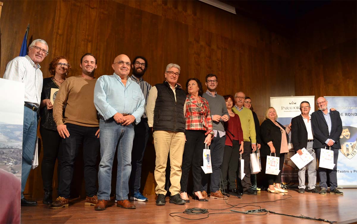 Organizadores y grupos participantes en la entrega de trofeos del certamen de teatro.