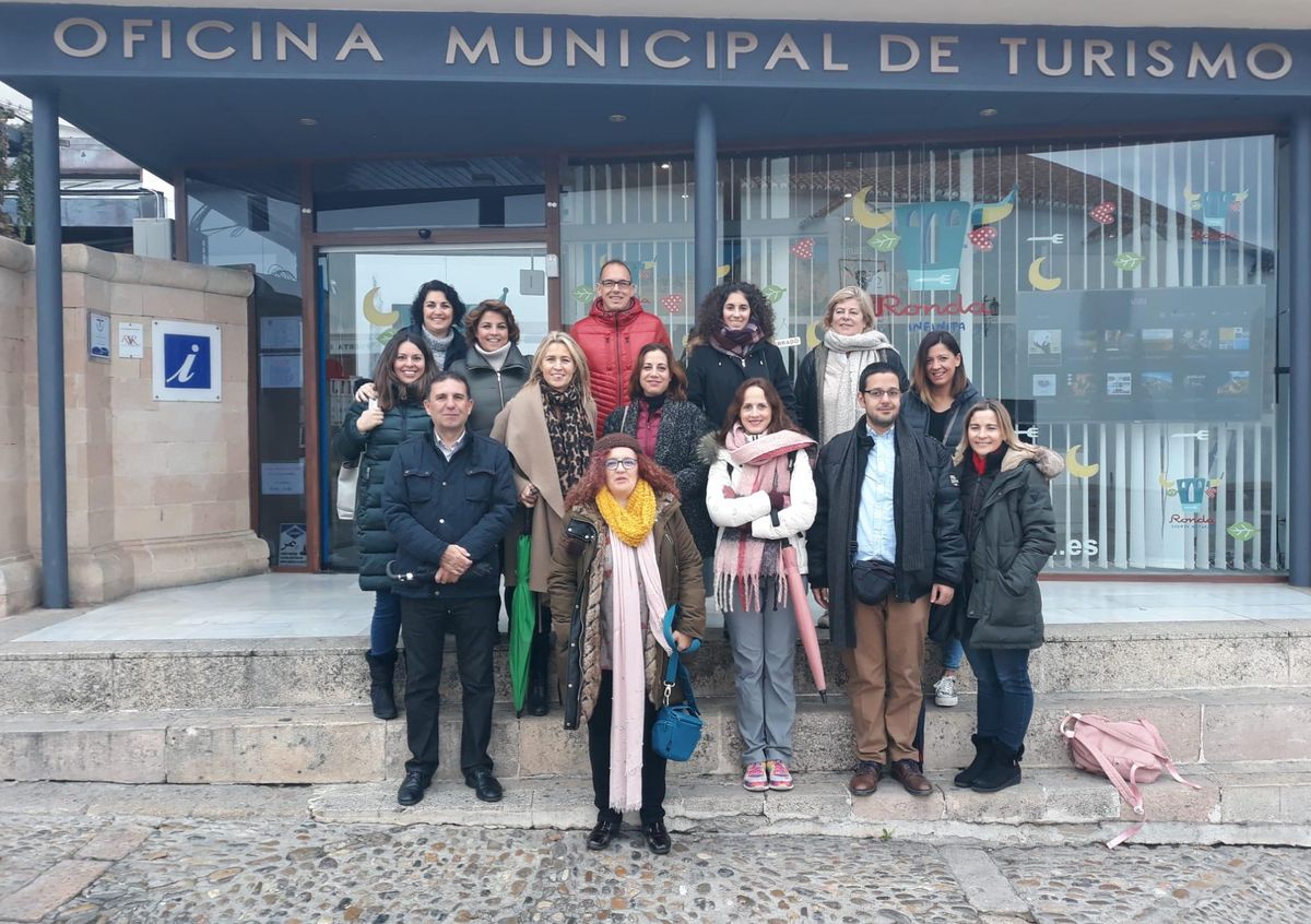 Los profesionales del sector turístico de la provincia de Málaga durante su visita a Ronda.
