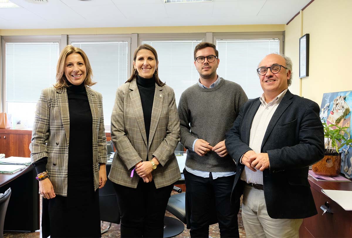 La alcaldesa y el edil de Educación junto a la delegada territorial de Educación de Málaga.