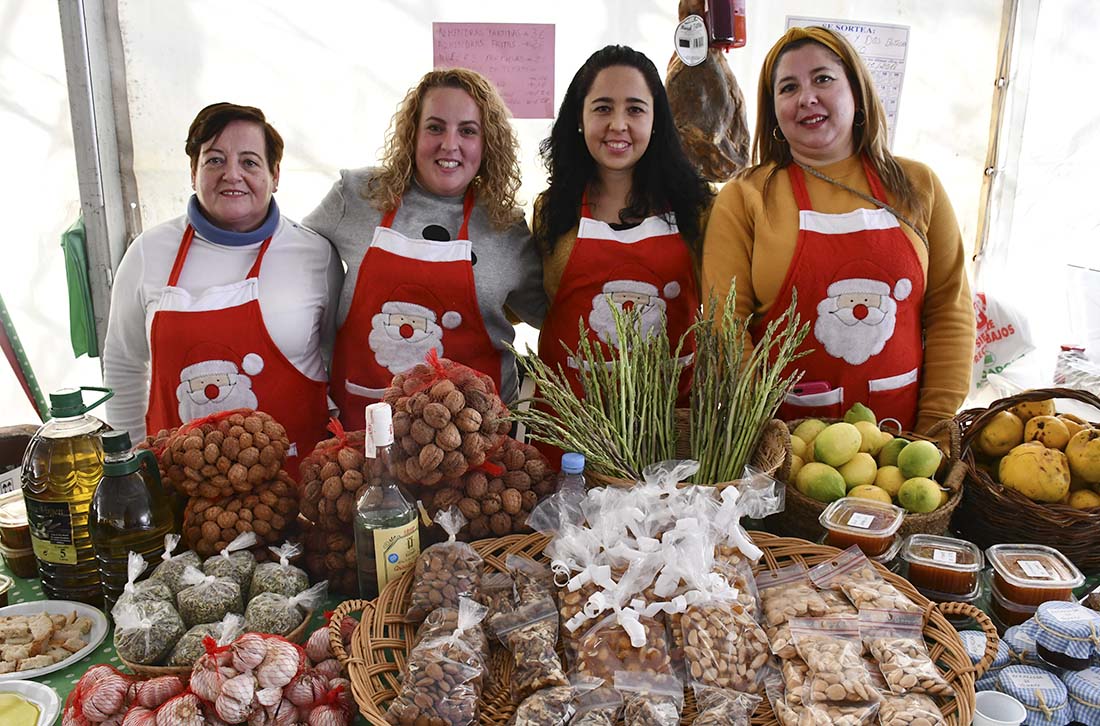 Algunos de los productos que se ofrecen en el mercadillo navideño.