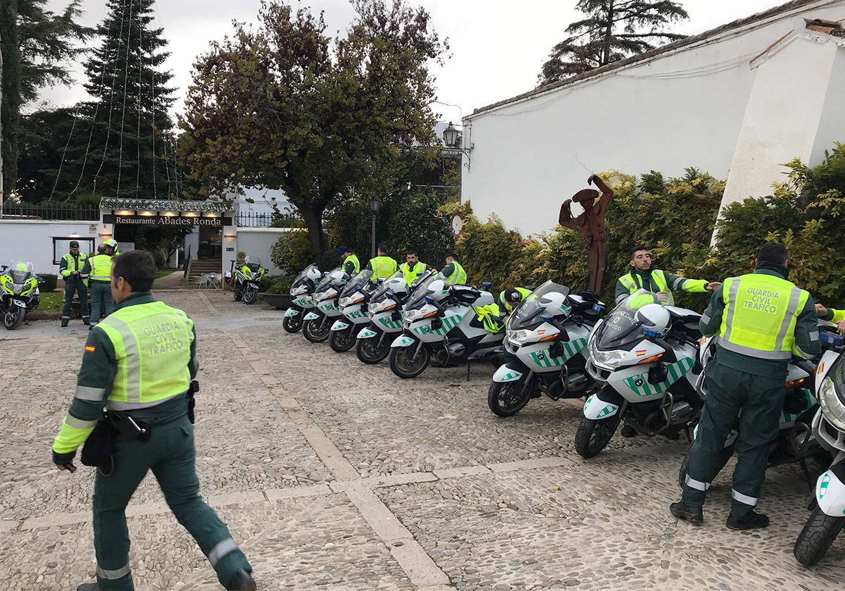 Los motoristas han estacionado sus vehículos en la plaza Teniente Arce.