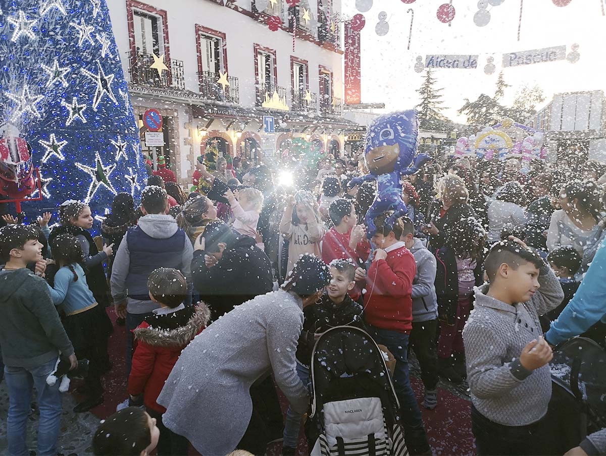 Numerosas personas se han dado cita en la inauguración de la Aldea de Pascua.