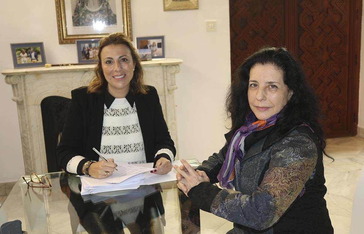 Fernández ha firmado el convenio acompañada por la segunda teniente de alcalde, Josefa Valle.