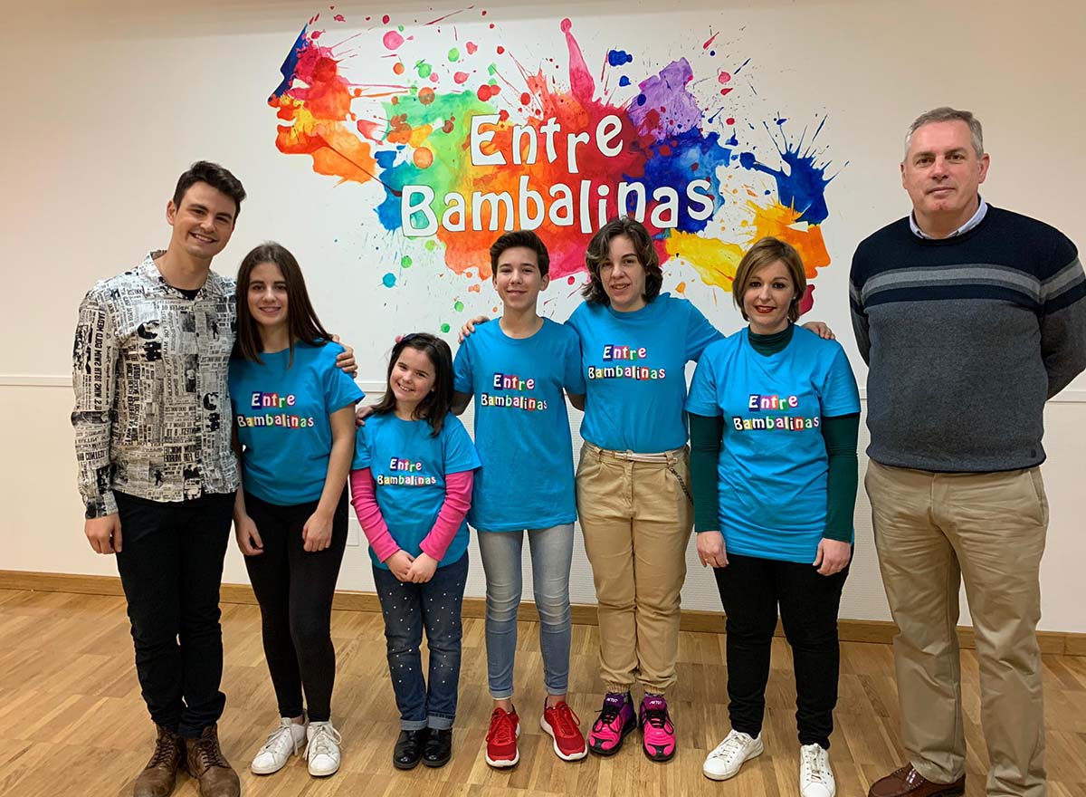 El concejal de Juventud ha acompañado a los miembros de la escuela en la presentación.