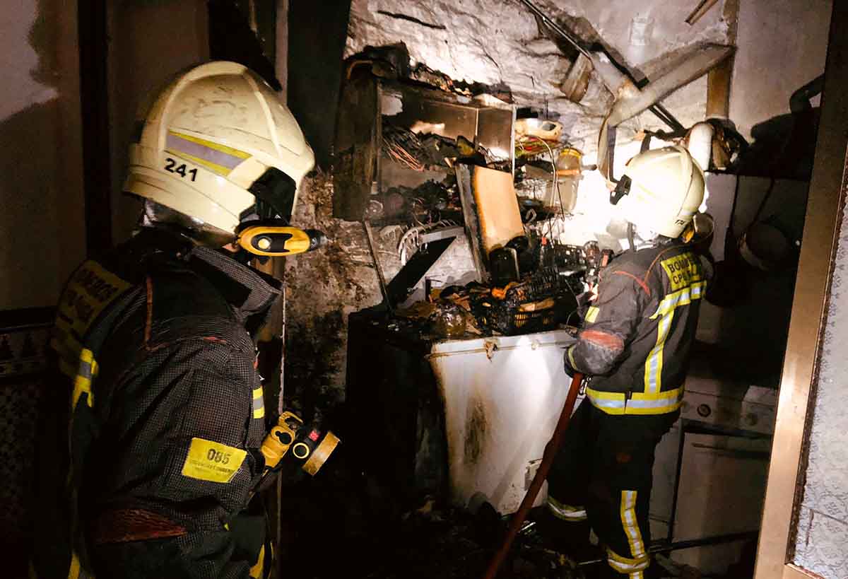 El incendio se declaró en la cocina que ha quedado totalmente calcinada.,
