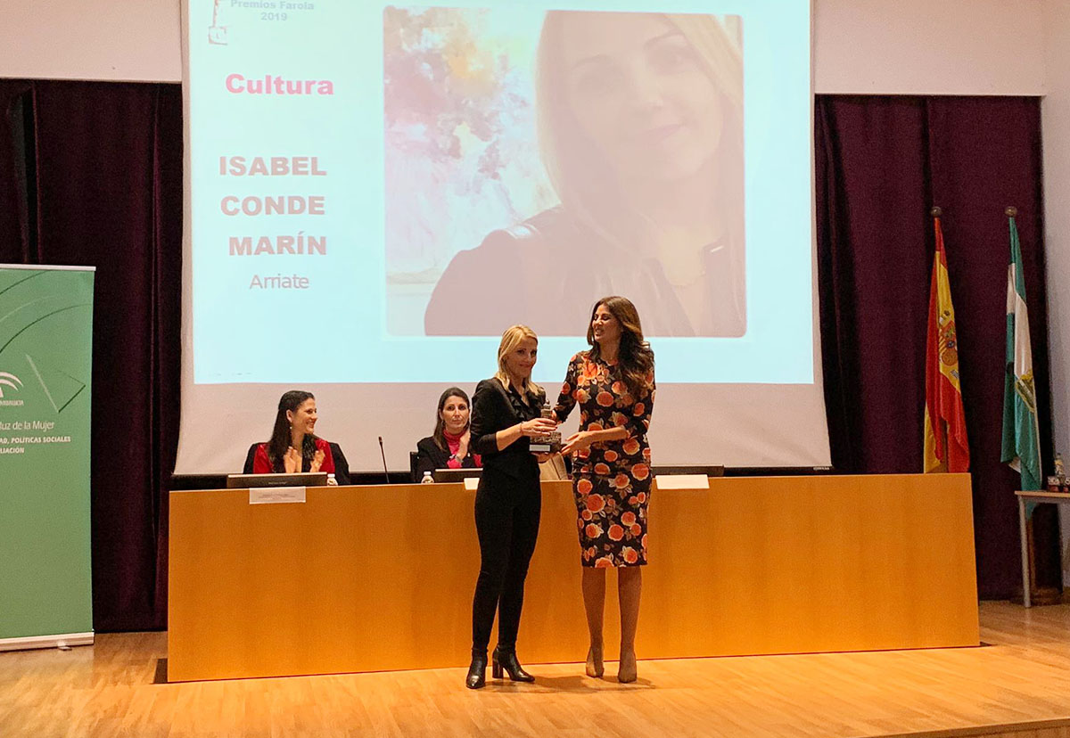 Momento en el que Isabel Conde recibe el galardón de la delegada Territorial, Nuria Rodríguez.