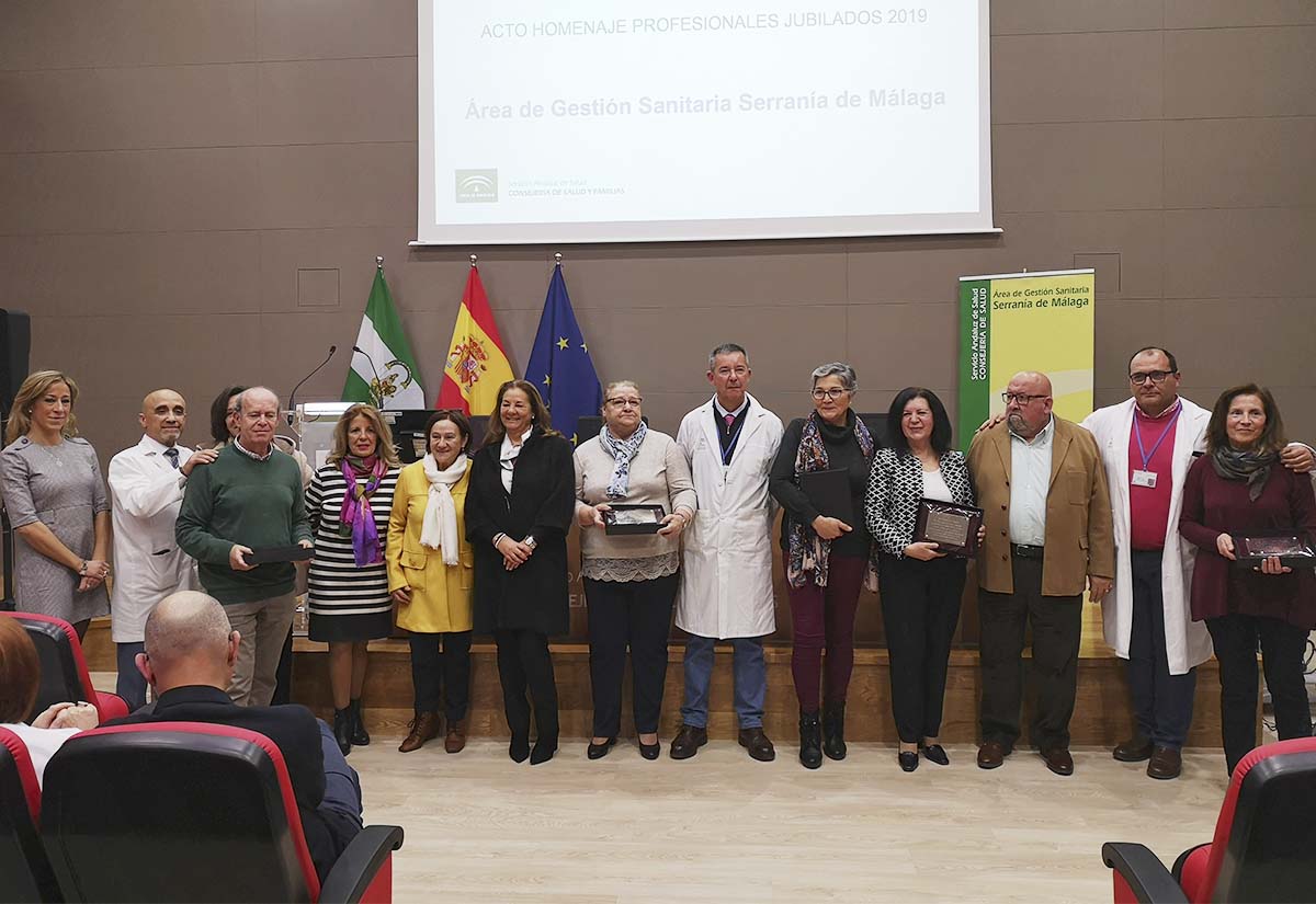 Cargos directivos del Área Sanitaria junto a los profesionales que se han jubilado recientemente.