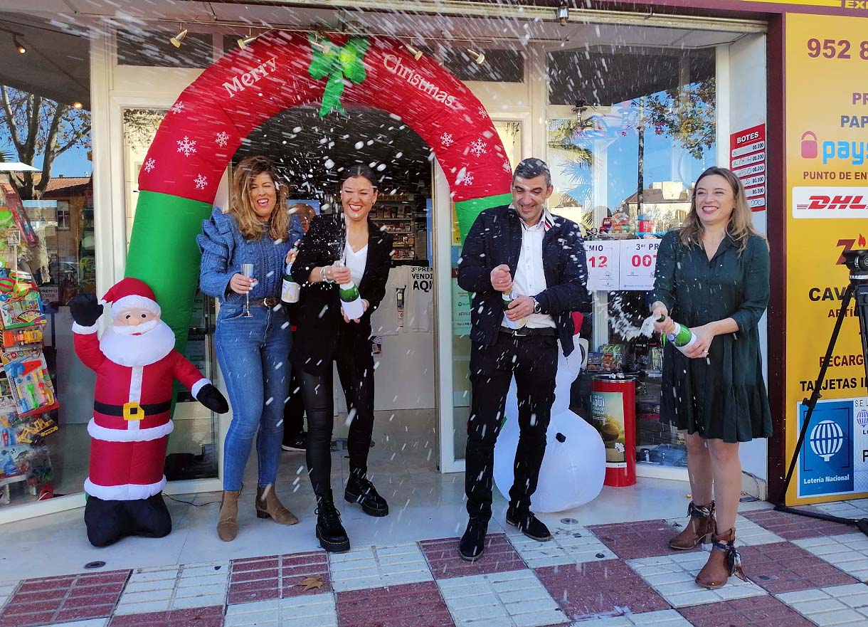 Los responsables del estanco de la avenida de Málaga han celebrado por todo lo alto los premios.