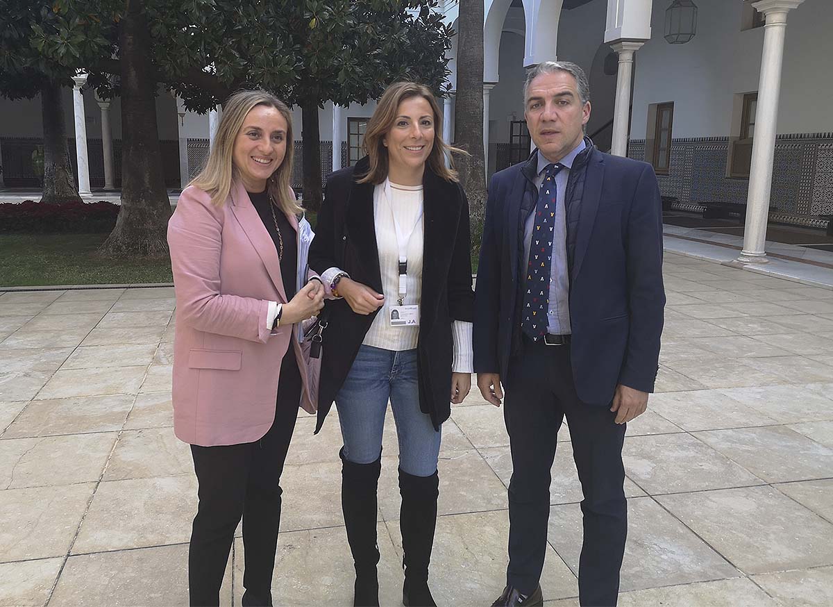 La alcaldesa junto a los consejeros de Presidencia y de Fomento hoy en el Parlamento andaluz.