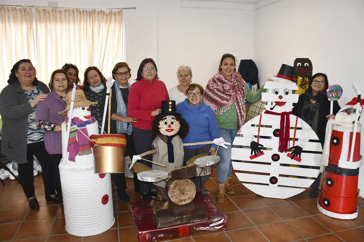 Vecinas de Jubrique con algunos de los elementos que han elaborado para las Navidades.