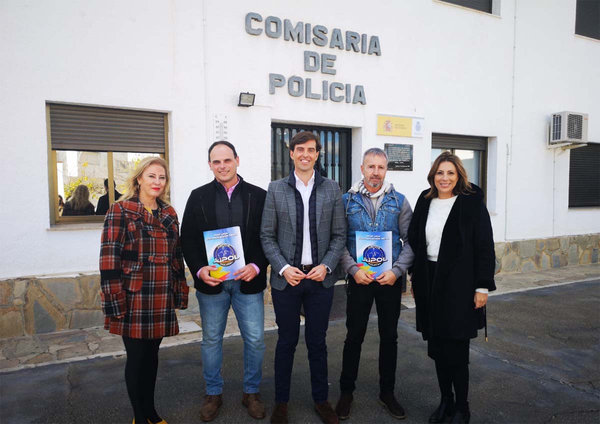 La alcaldesa junto a los diputados nacionales del PP y los miembros de JUPOL.