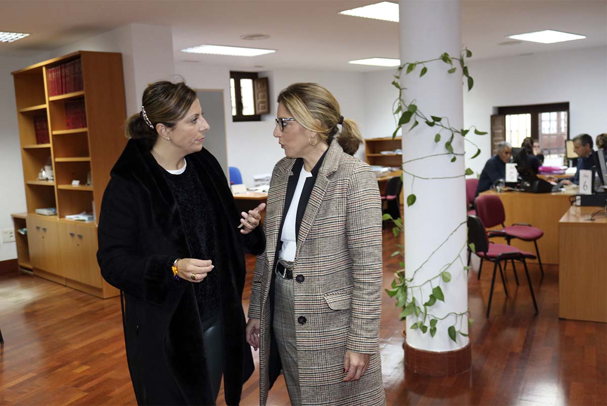 La alcaldesa y la concejal de Patrimonio en las nuevas instalaciones del SAC.