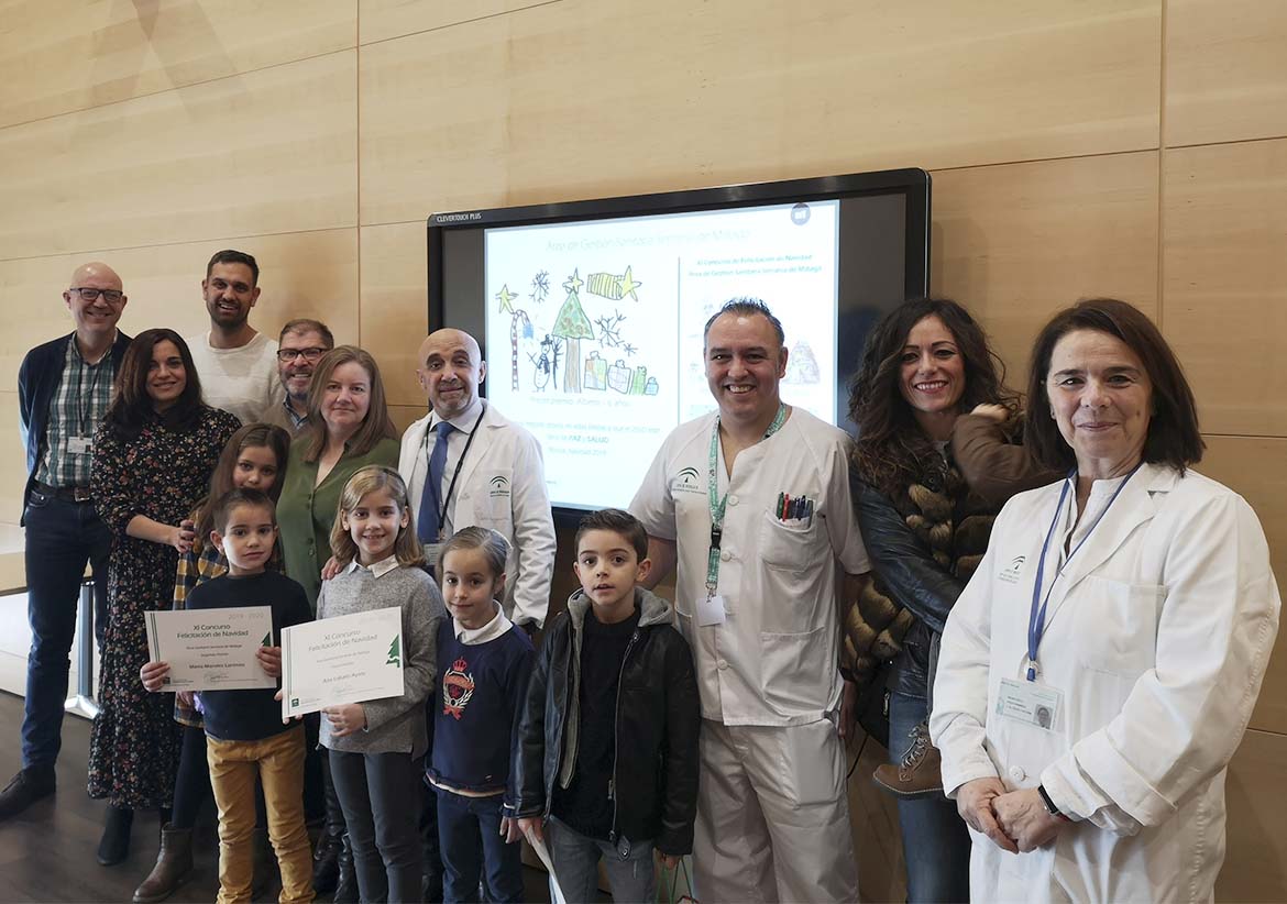 Responsables sanitarios junto a los niños y padres participantes en el concurso.
