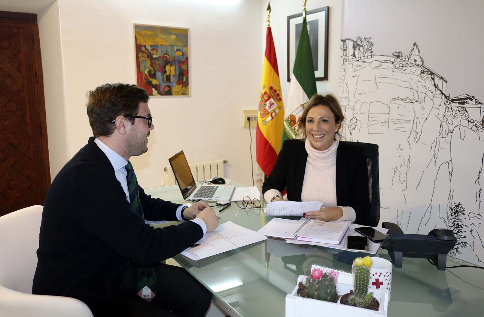La alcaldesa, acompañada por el concejal de Educación, ha firmado hoy el acuerdo con la UNED.