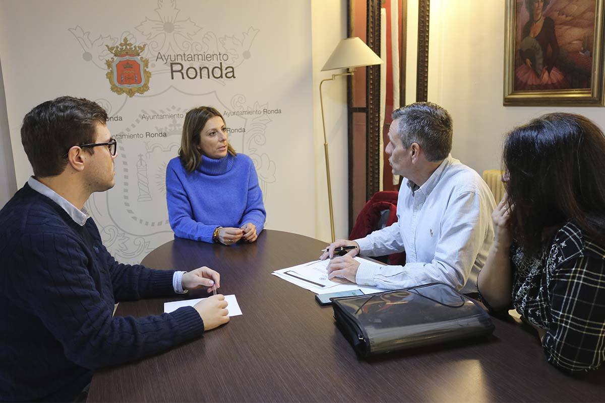 La alcaldesa y los responsables de la Uned de Málaga en la reunión mantenida.