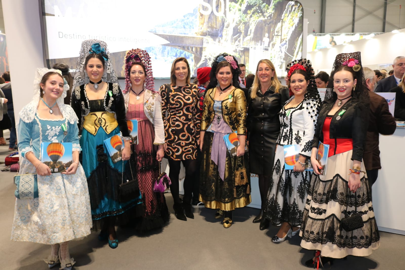 La alcaldesa y la edil de Turismo con la presidenta y las Damas Goyescas.