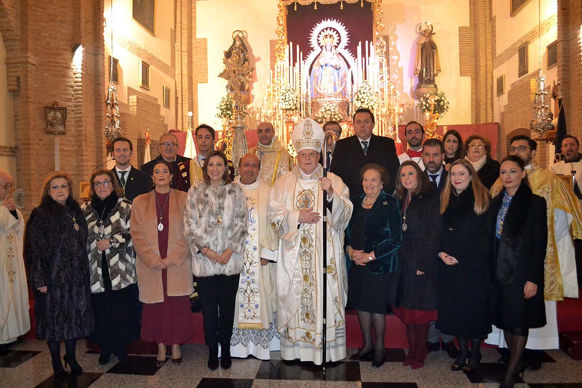 El cardenal junto a la alcaldesa y la Junta de Gobierno de la Virgen de la Paz.