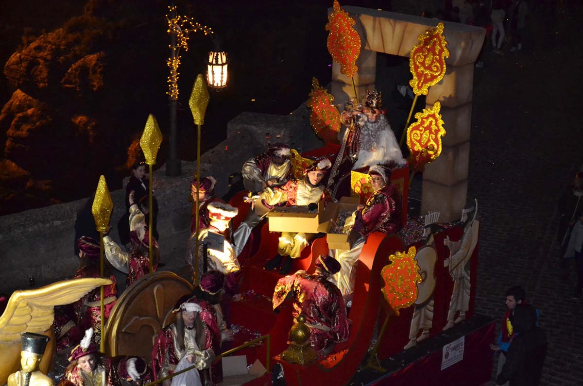 La Cabalgata de Reyes pasó este año como novedad por el Puente Nuevo.