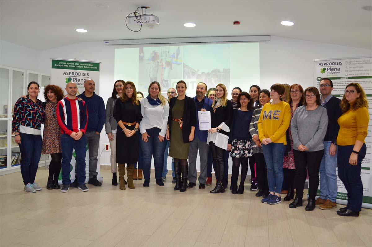Autoridades, responsables y padres de usuarios de Asprodisis en el acto.