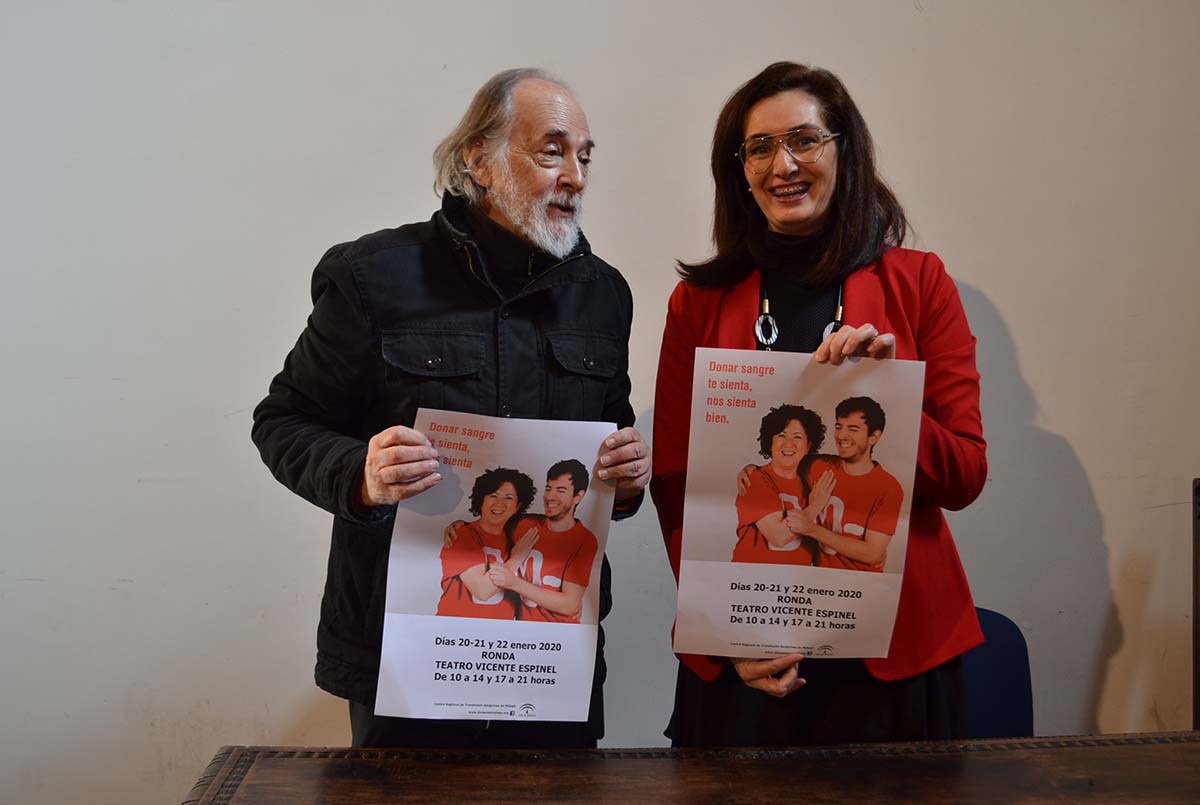 Desde la Delegación de Bienestar Social y la asamblea local de Cruz Roja se han anunciado la puesta en marcha de un nuevo reparto de alimentos dentro del programa de ayudas a las familias con necesidades económicas de la ciudad. El presidente de Cruz Roja en Ronda, Antonio Lasanta, y la responsable municipal de esta concejalía, Cristina Durán, han anunciado el primero de los repartos dentro de este programa asistencial en 2020. Será mañana miércoles 15 de enero para los usuarios del barrio de Padre Jesús; jueves 16 para los usuarios de La Dehesa y viernes 17 para los usuarios de barriada La UVA. En esta ocasión se han preparado 250 lotes de alimentos básicos, según ha precisado el presidente local de Cruz Roja, ya que en el último reparto realizado en Navidad fueron 240 las familias que se acogieron a esta ayuda. Igualmente Lasanta ha señalado que al iniciarse un nuevo año se solicita a los usuarios distinta documentación para ser beneficiarios del programa. La entrega de la misma se debe realizar en la sede de Cruz Roja antes de finalizar enero los lunes, miércoles y viernes entre las 10,00 horas y las 13,00 horas. Por otro lado Lasanta ha anunciado una nueva campaña de donación de sangre que realizará la próxima semana el Centro Regional de Transfusión Sanguínea de Málaga en nuestra ciudad con la colaboración de Cruz Roja y el Ayuntamiento de Ronda. La colecta se llevará a cabo los días 21, 22 y 23 de enero en el Teatro Municipal Vicente Espinel de 10,00 horas a 14,00 horas y de 17,00 horas a 21, 00 horas. “El 2019 ha sido un año en el que se superaron en Ronda el número de donaciones del año anterior y comenzamos el 2020 con estas mismas expectativas”, ha dicho Lasanta. La delegada de Bienestar Social ha destacado la colaboración encontrada en Cruz Roja para ayudar a las personas en situación de vulnerabilidad económica. Igualmente Durán ha hecho un llamamiento a la solidaridad de los rondeños a la hora de donar sangre. “Comenzamos 2020 con muchas ganas y mucha fuerza, y con ganas de afrontar los retos y prestando servicio a esas personas que necesitan ayuda”, ha concluido Durán.