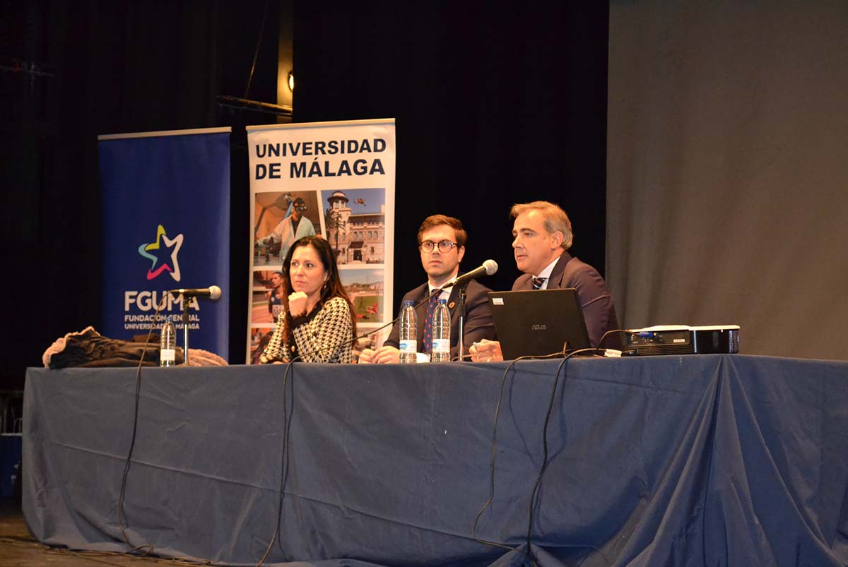 El concejal de Educación junto responsables de la Universidad de Málaga en las jornadas informartivas.