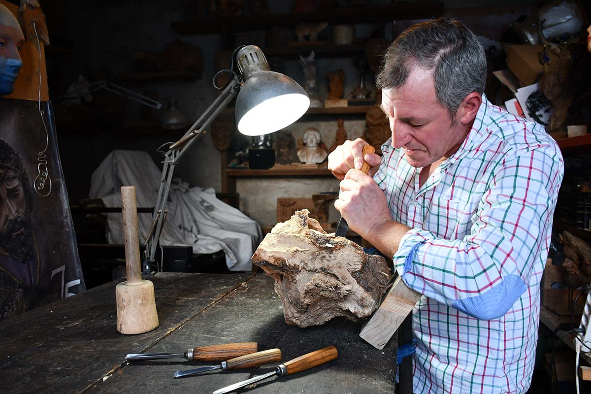 El escultor partauteño en un momento de la elaboración de una de sus tallas.