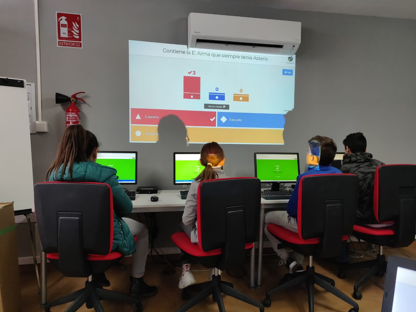 Pequeños y mayores se forman en las nuevas tecnologías de Internet en este centro.