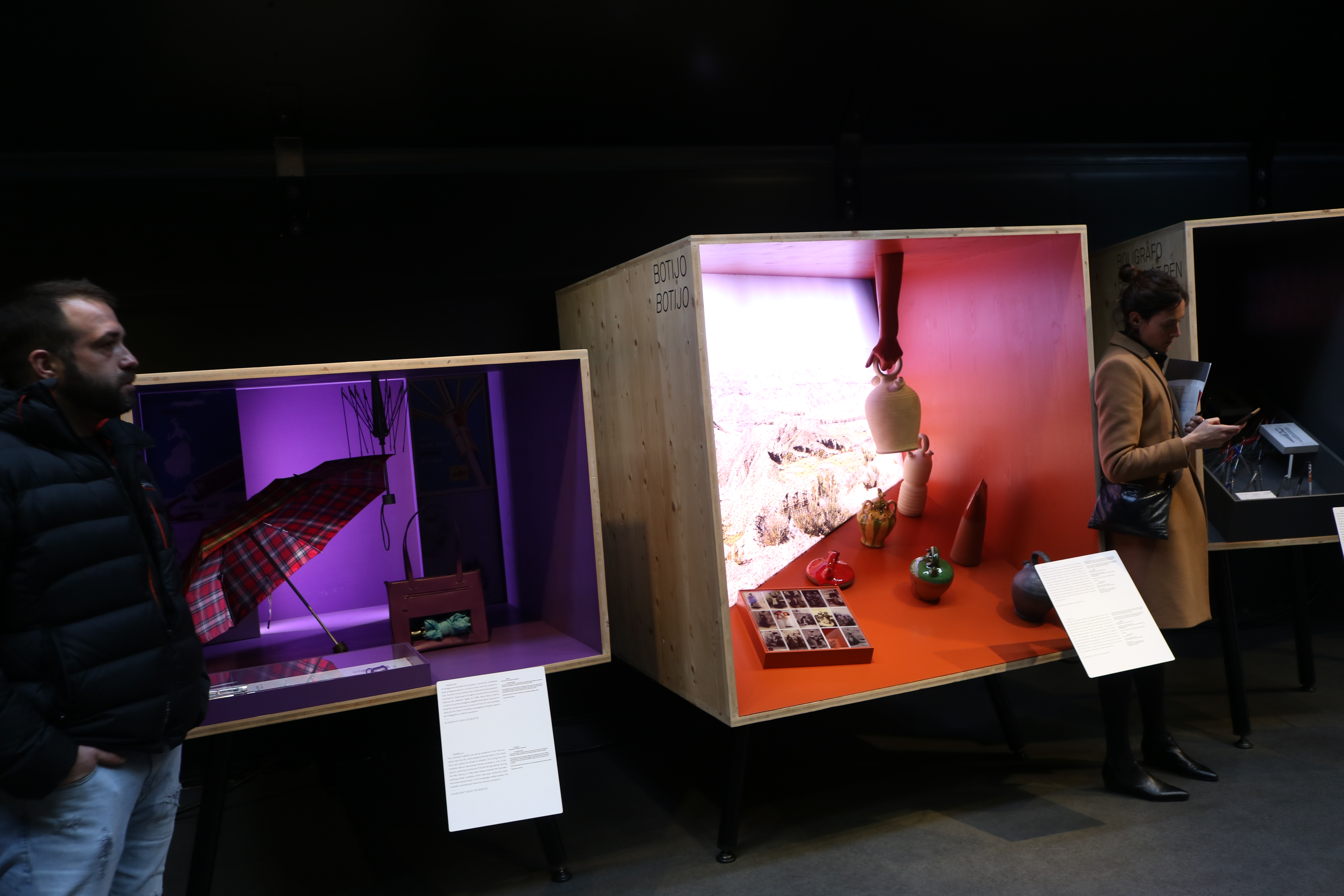 Paraguas y botijos son algunos de los elementos útiles que se han mostrado en esta singular exposición.