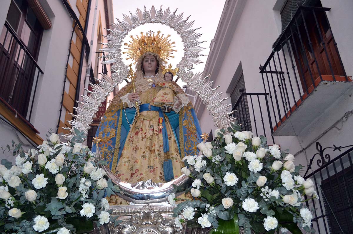 Un momento del traslado de la Patrona por los callejones de La Ciudad.