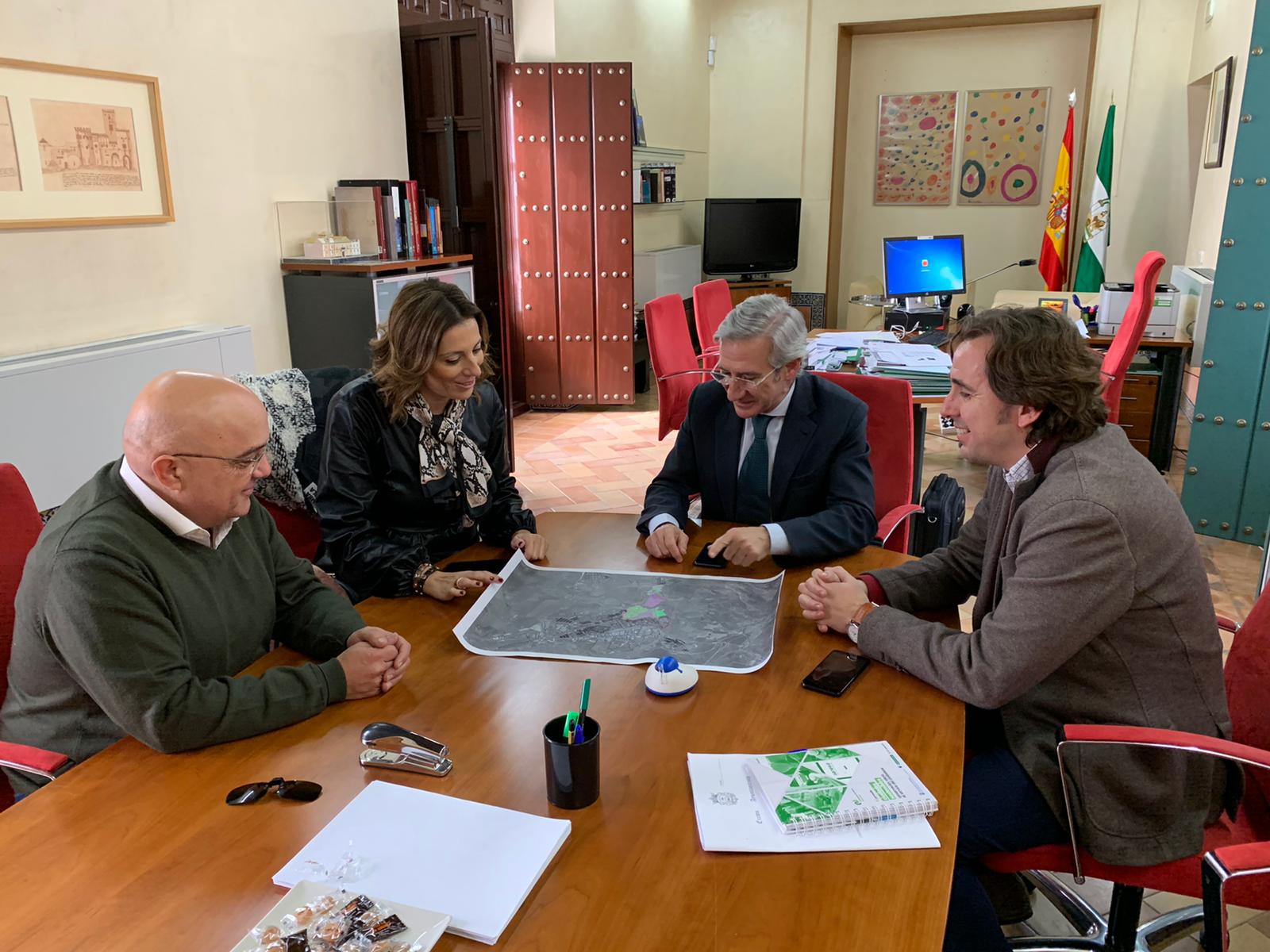Fernández y Vázquez, en Sevilla, con responsables de la Junta.